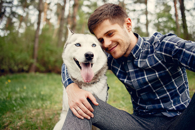 Fyr er sammen med sin bedste ven - nemlig hunden